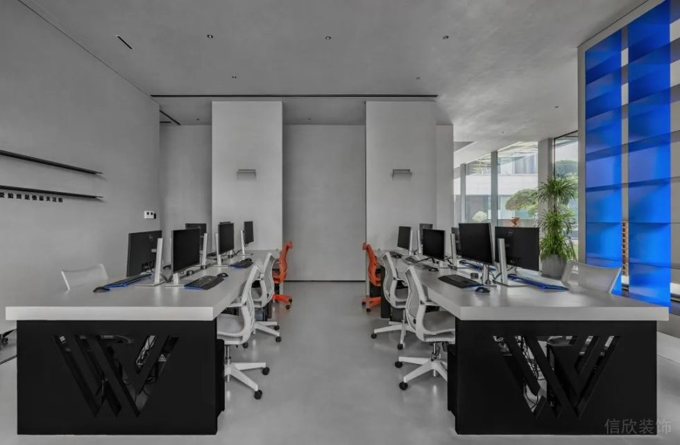 極簡黑白灰風(fēng)格辦公室裝修案例工作區(qū)灰色地坪漆 極簡黑白灰風(fēng)格辦公室裝修案例工作區(qū)灰色地坪漆