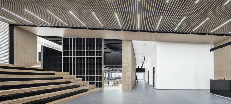 簡潔原木風辦公室裝修設計木紋鋁方通格柵吊頂 簡潔原木風辦公室裝修設計木紋鋁方通格柵吊頂