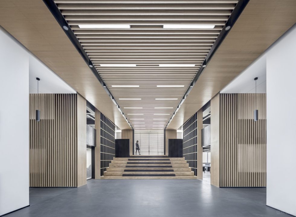 簡潔原木風辦公室裝修設計原木色階梯