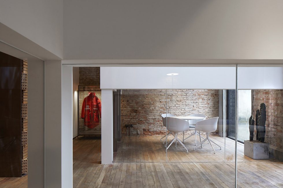 簡約混搭風(fēng)辦公室裝修方案 紅磚墻面討論室