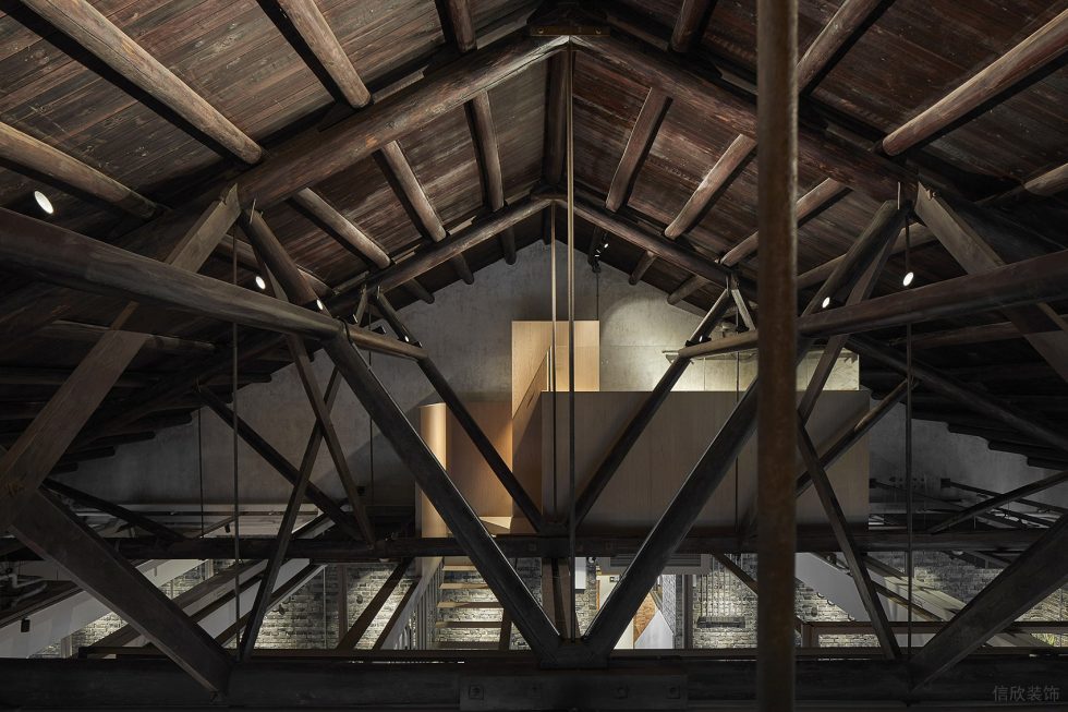 簡約混搭風(fēng)辦公室裝修方案 實木結(jié)構(gòu)斜屋頂