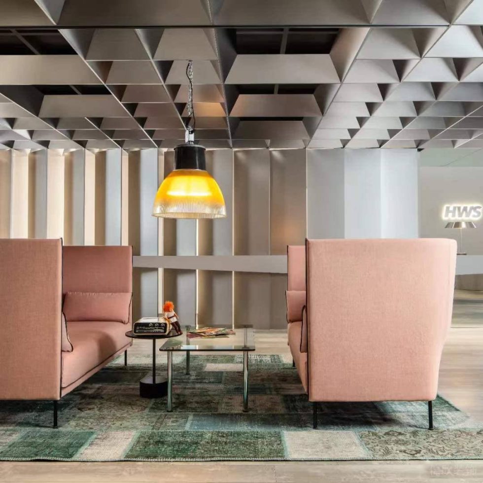簡約金屬風(fēng)辦公室裝修設(shè)計 接待區(qū)粉色沙發(fā)