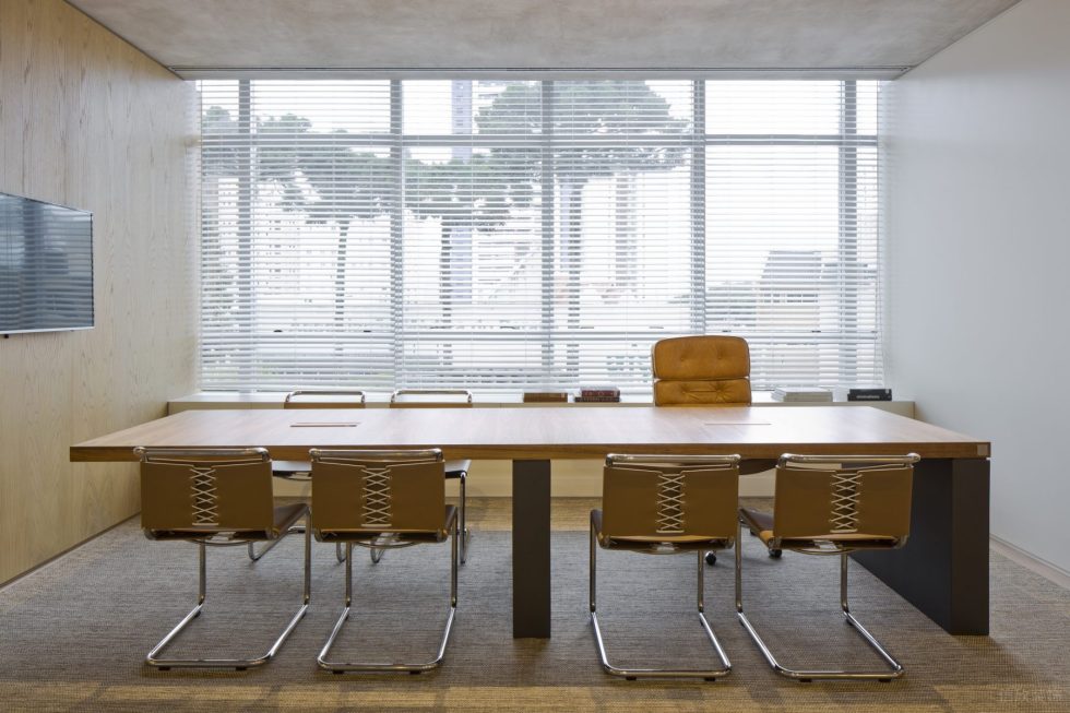 簡約原木風辦公室裝修設(shè)計原木色會議桌 簡約原木風辦公室裝修設(shè)計原木色會議桌