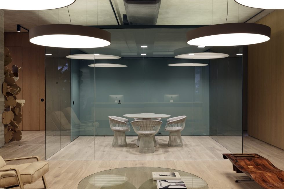 簡約原木風辦公室裝修設(shè)計灰藍色洽談室 簡約原木風辦公室裝修設(shè)計灰藍色洽談室