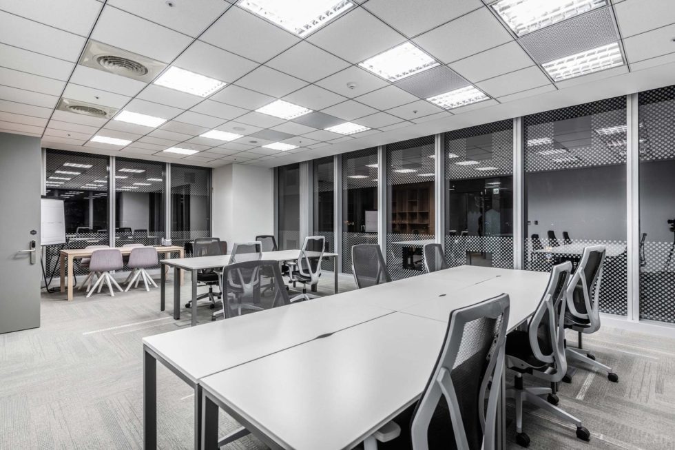 木色簡約風辦公室裝修案例灰白色工作區 木色簡約風辦公室裝修案例灰白色工作區