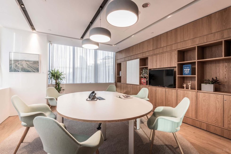 木色簡約風辦公室裝修案例會議室白色墻面與天花 木色簡約風辦公室裝修案例會議室白色墻面與天花
