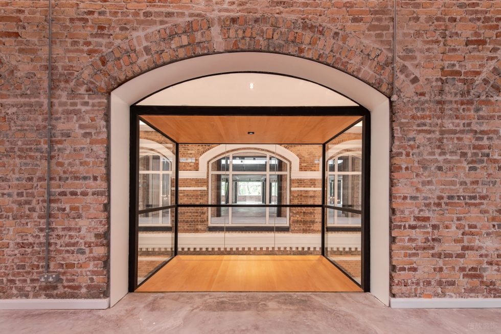 歐式工業(yè)風辦公室裝修案例 過道紅磚墻面及大拱門
