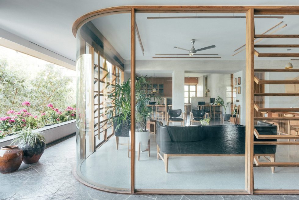 清新原木風辦公室裝修設計木質框架弧形玻璃隔斷 清新原木風辦公室裝修設計木質框架弧形玻璃隔斷