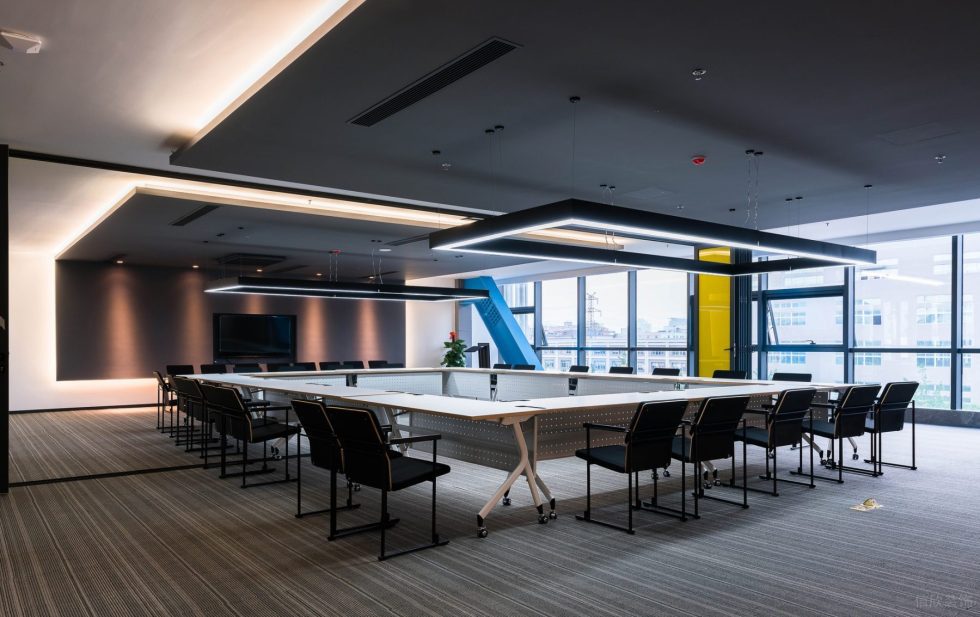 深色現(xiàn)代風(fēng)辦公室裝修設(shè)計(jì)灰色會(huì)議室 深色現(xiàn)代風(fēng)辦公室裝修設(shè)計(jì)灰色會(huì)議室
