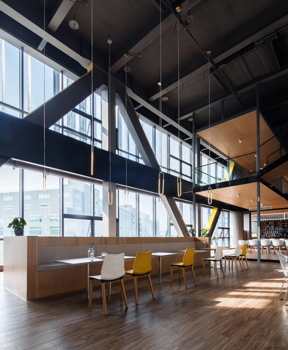 深色現(xiàn)代風(fēng)辦公室裝修設(shè)計木質(zhì)卡座洽談區(qū)