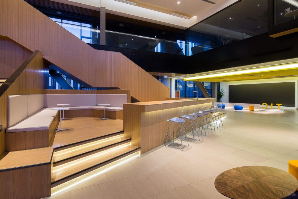 深色現(xiàn)代風(fēng)辦公室裝修設(shè)計(jì)木質(zhì)沙發(fā)卡座 深色現(xiàn)代風(fēng)辦公室裝修設(shè)計(jì)木質(zhì)沙發(fā)卡座