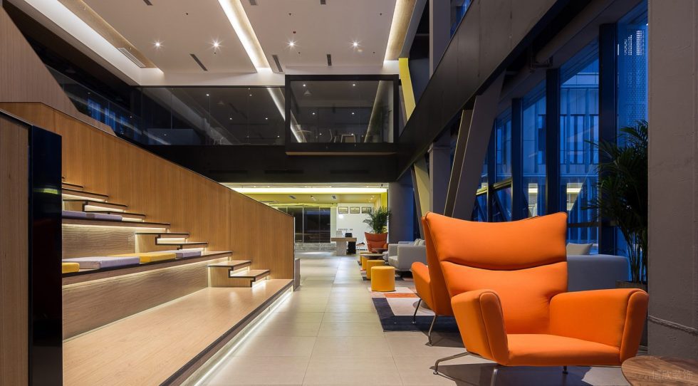 深色現(xiàn)代風(fēng)辦公室裝修設(shè)計(jì)橙色單人沙發(fā) 深色現(xiàn)代風(fēng)辦公室裝修設(shè)計(jì)橙色單人沙發(fā)