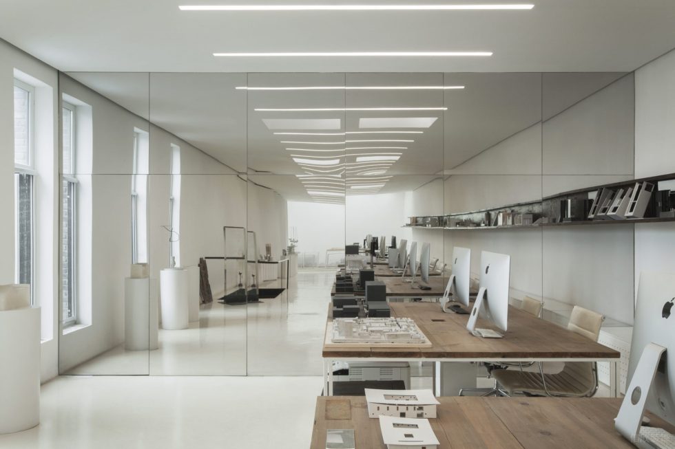 素雅極簡風(fēng)辦公室裝修設(shè)計(jì)鏡面不銹鋼背景墻