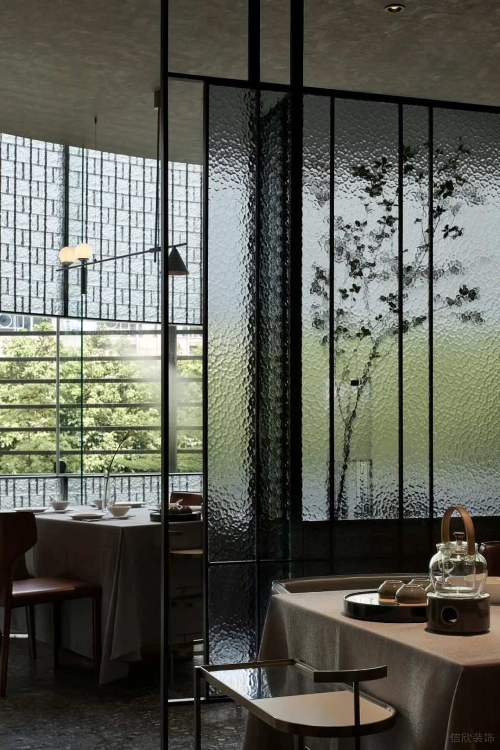 深遠(yuǎn)輕奢金屬感中餐廳水紋玻璃屏風(fēng)裝修效果圖