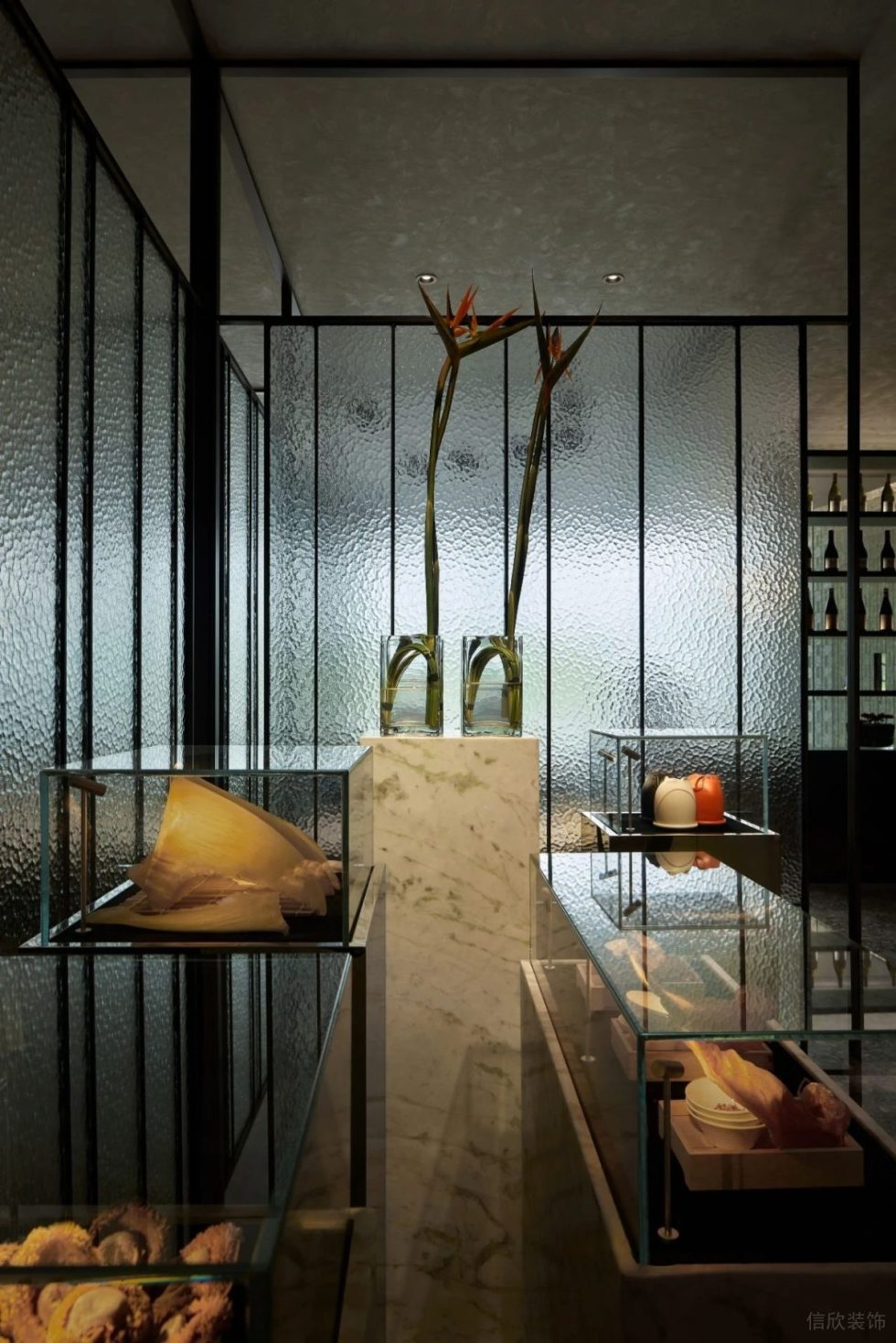 深遠(yuǎn)輕奢金屬感中餐廳展示柜裝修效果圖