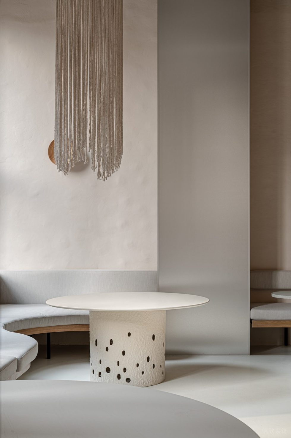 深圳市簡約侘寂風甜品店創意餐桌裝修設計