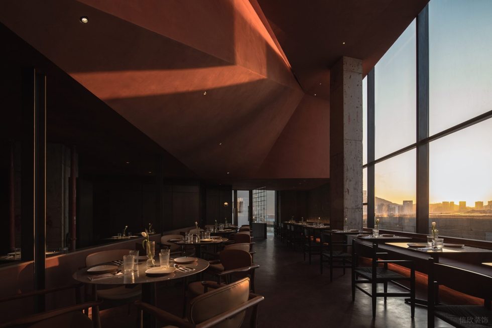 現(xiàn)代雅致西餐廳裝修設(shè)計(jì) 落地玻璃窗