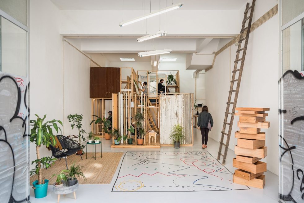 原木風(fēng)創(chuàng)意工作室裝修設(shè)計 一層大廳工作及休息區(qū)