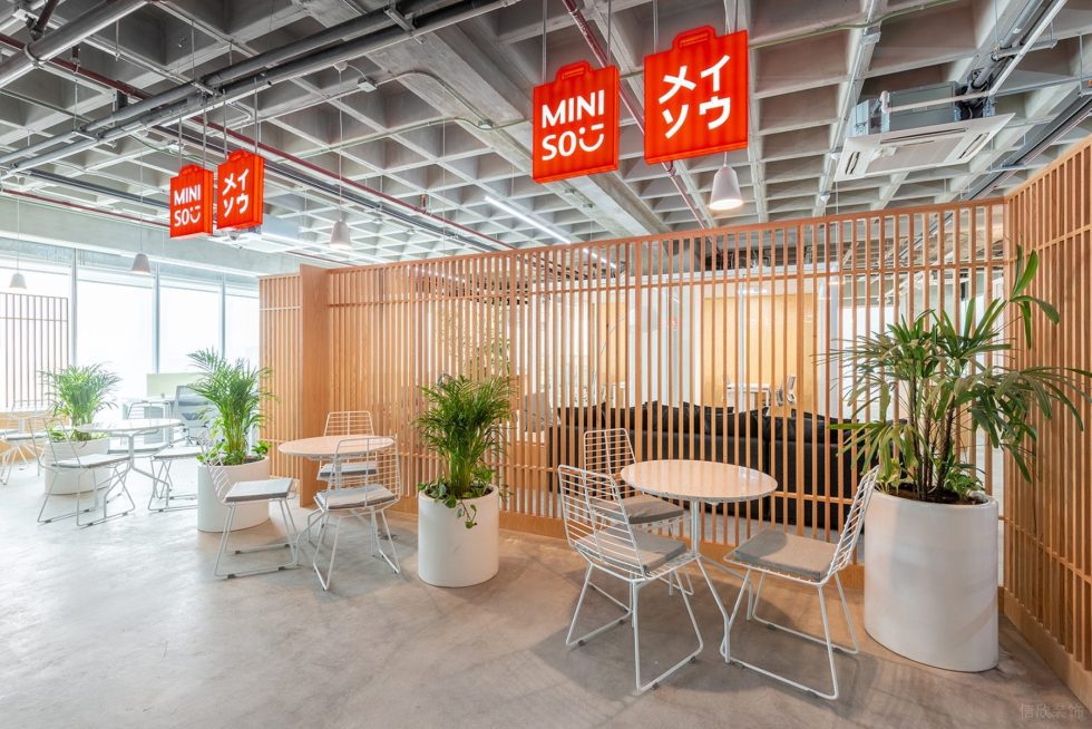 原木工業(yè)風(fēng)辦公室裝修設(shè)計原木色洽談區(qū)效果圖