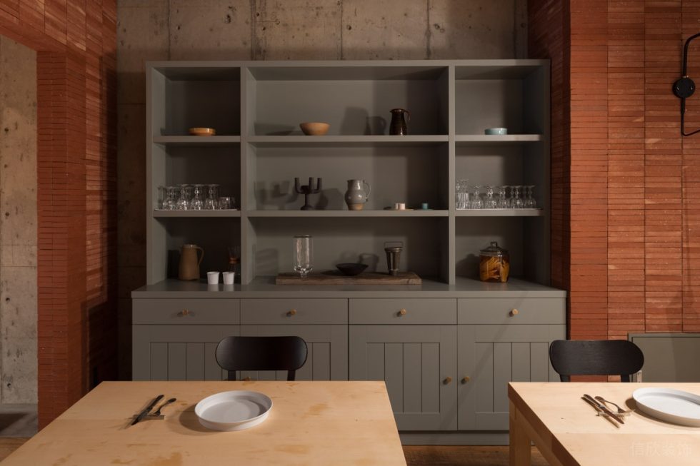 磚紅色復(fù)古簡約工業(yè)風(fēng)餐廳金屬餐邊柜區(qū)裝修設(shè)計