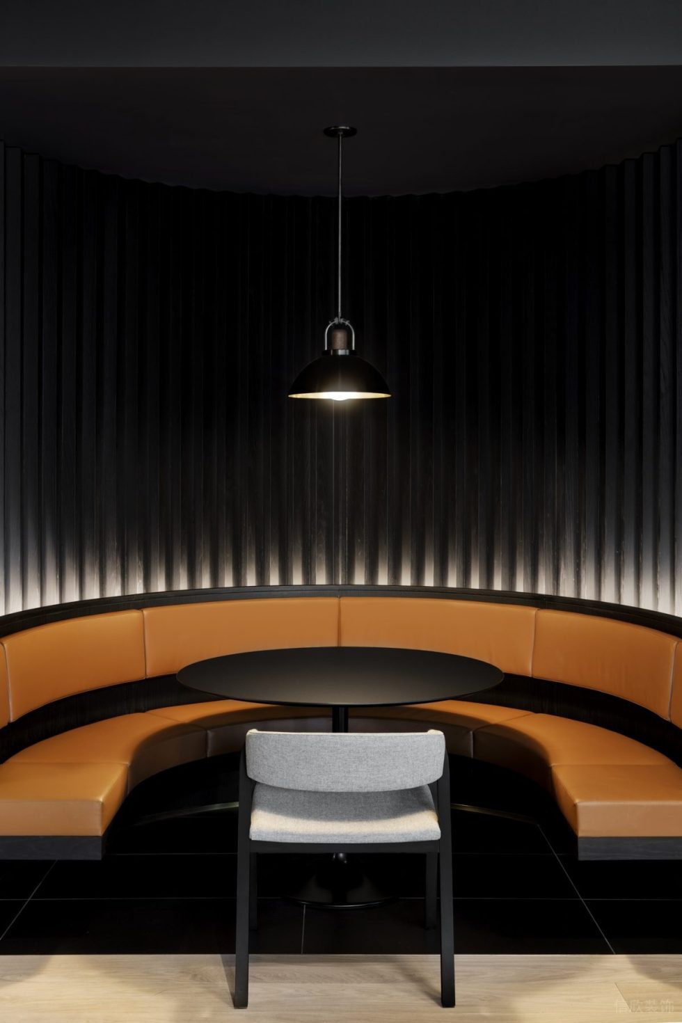 高級簡約風(fēng)辦公室裝修設(shè)計橙色弧形卡座洽談區(qū)