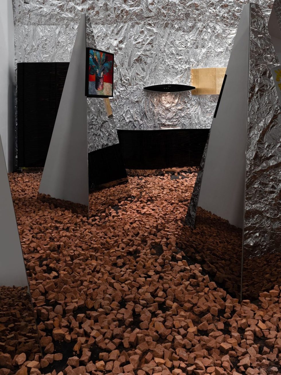 金屬感工業(yè)風(fēng)畫廊裝修設(shè)計(jì)方案 地面紅色碎磚鋪墊