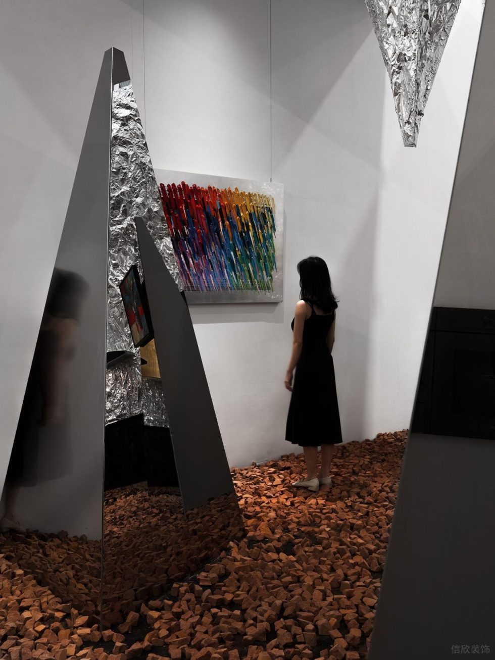 金屬感工業(yè)風(fēng)畫廊裝修設(shè)計(jì)方案 模特觀展效果圖