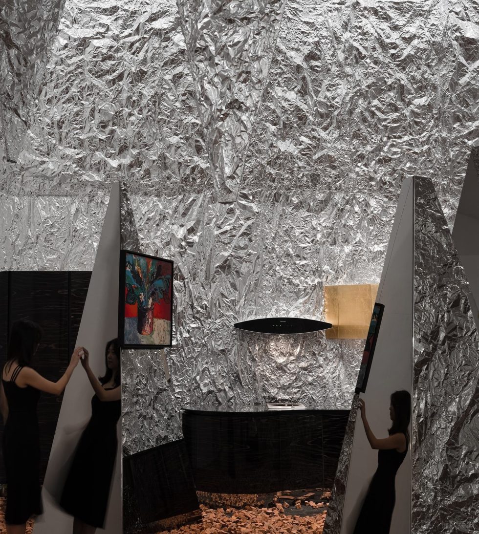 金屬感工業(yè)風(fēng)畫廊裝修設(shè)計(jì)方案 凹凸金屬顆粒感墻面