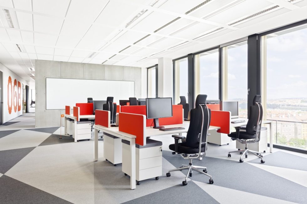 簡約混搭風(fēng)辦公室裝修設(shè)計(jì)灰白色工作區(qū) 簡約混搭風(fēng)辦公室裝修設(shè)計(jì)灰白色工作區(qū)