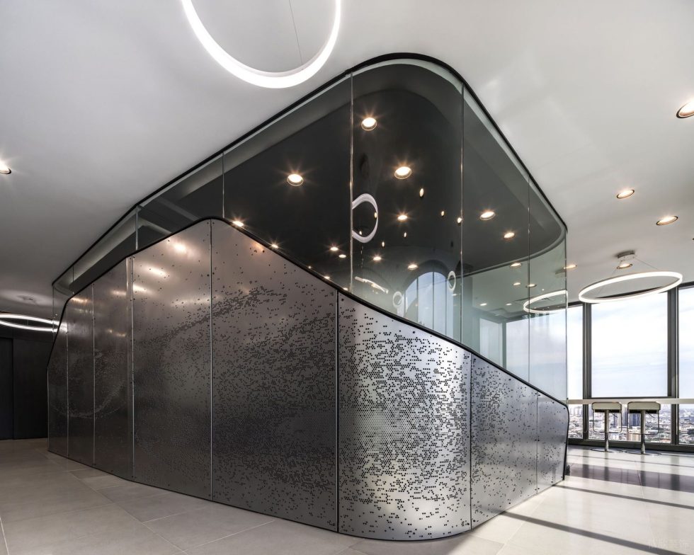 酷炫現代風辦公室裝修設計銀色沖孔不銹鋼造型隔斷 酷炫現代風辦公室裝修設計銀色沖孔不銹鋼造型隔斷