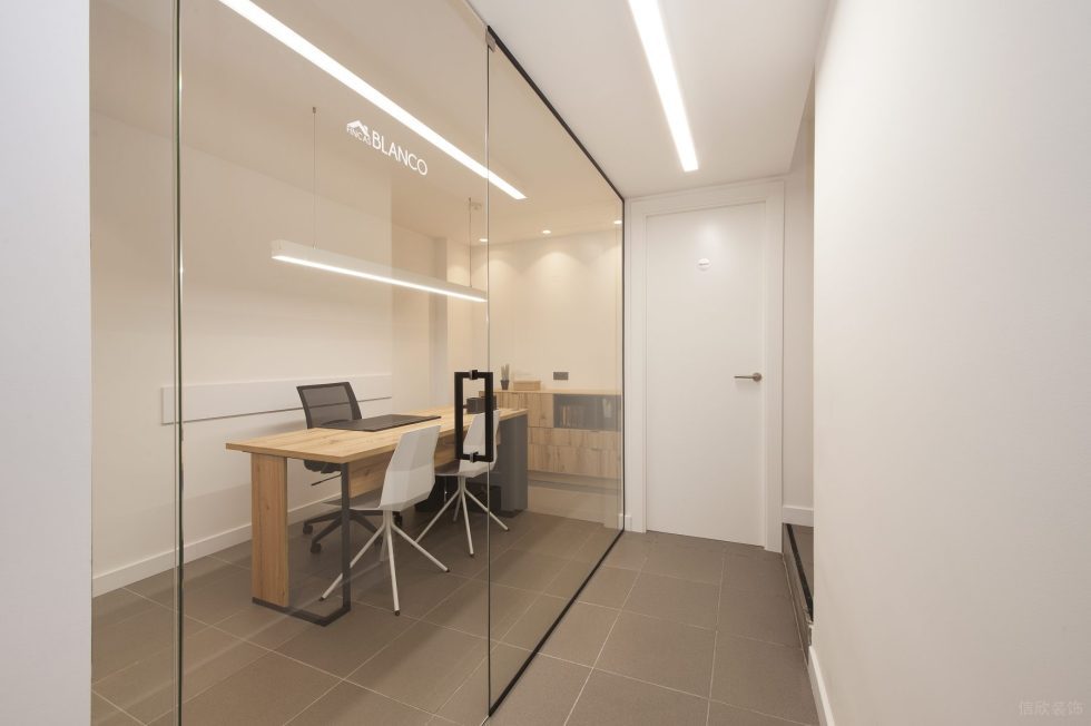 暖白色極簡風辦公室裝修設計暖白色經理辦公室