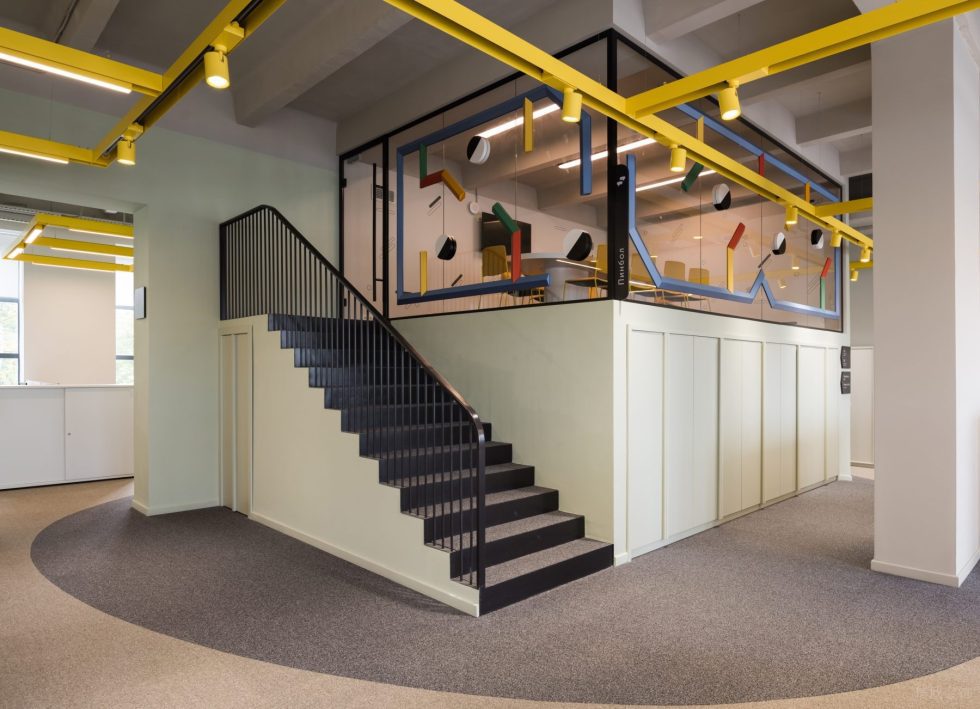 奇趣簡(jiǎn)約風(fēng)辦公室裝修設(shè)計(jì)黑綠色樓梯 奇趣簡(jiǎn)約風(fēng)辦公室裝修設(shè)計(jì)黑綠色樓梯