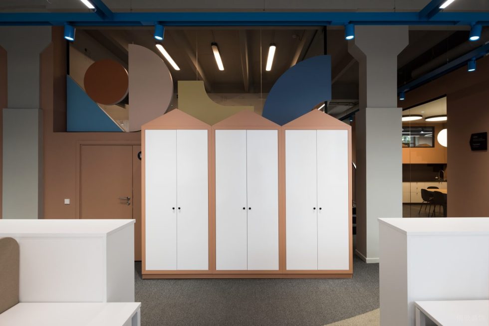 奇趣簡(jiǎn)約風(fēng)辦公室裝修設(shè)計(jì)紅白色三角形儲(chǔ)物柜 奇趣簡(jiǎn)約風(fēng)辦公室裝修設(shè)計(jì)紅白色三角形儲(chǔ)物柜