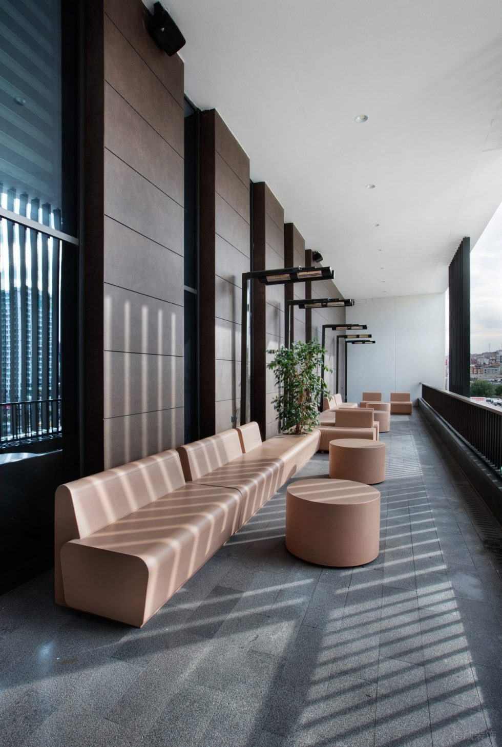 前衛現代風辦公室裝修設計深色調陽臺休息區 前衛現代風辦公室裝修設計深色調陽臺休息區