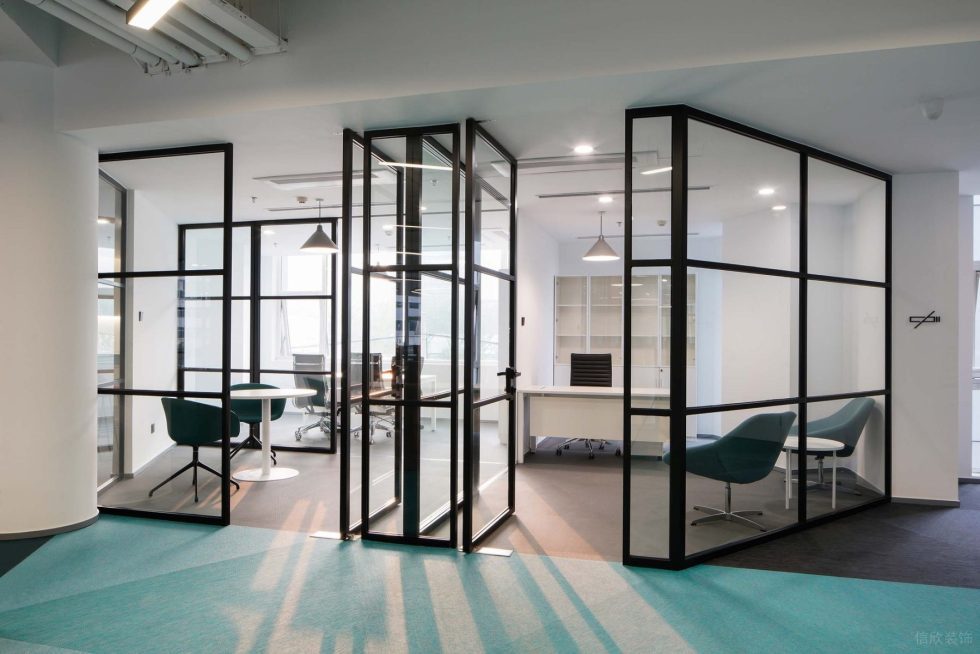 深青色現代風辦公室裝修設計黑色鋁合金玻璃隔斷 深青色現代風辦公室裝修設計黑色鋁合金玻璃隔斷