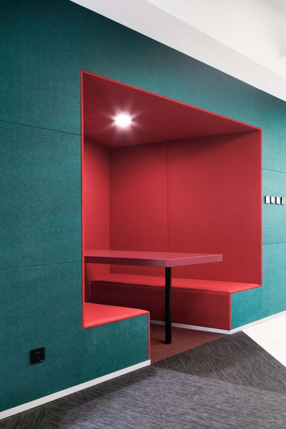 深青色現代風辦公室裝修設計青紅色洽談卡座 深青色現代風辦公室裝修設計青紅色洽談卡座