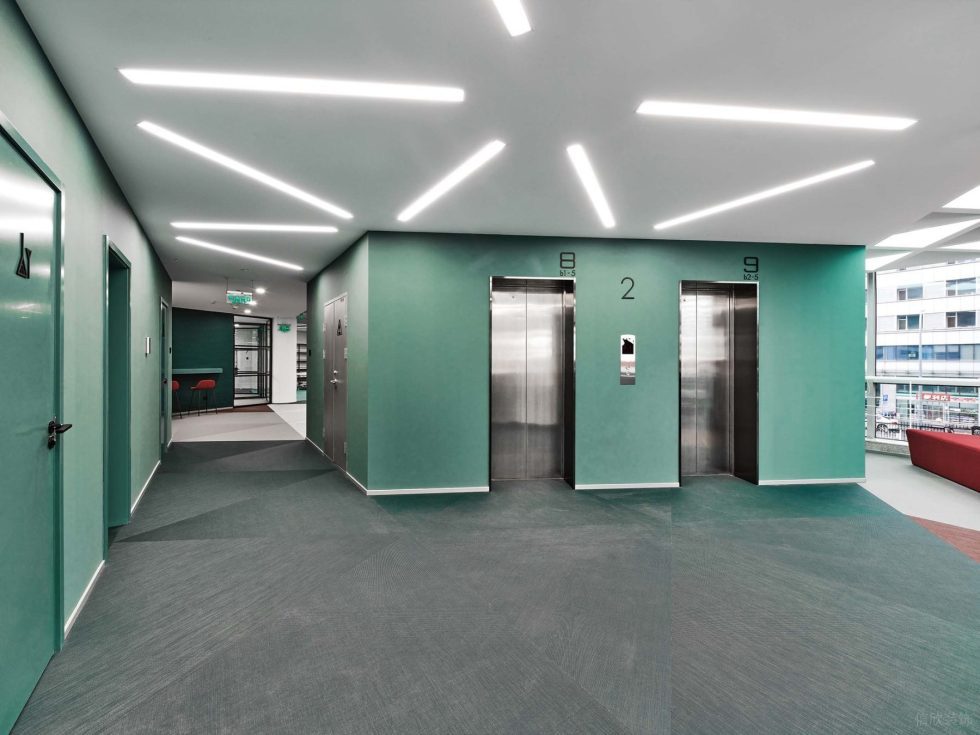 深青色現(xiàn)代風(fēng)辦公室裝修設(shè)計深青色電梯廳