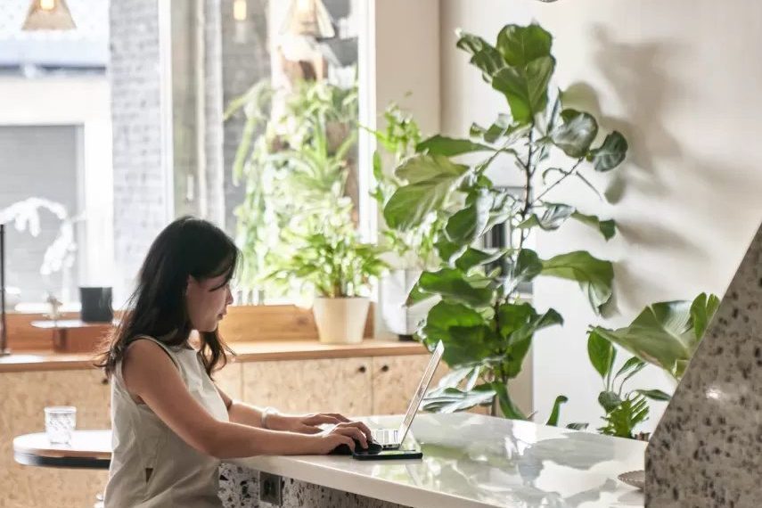 現(xiàn)代簡約風咖啡廳高矮不一線性垂吊燈設計效果圖