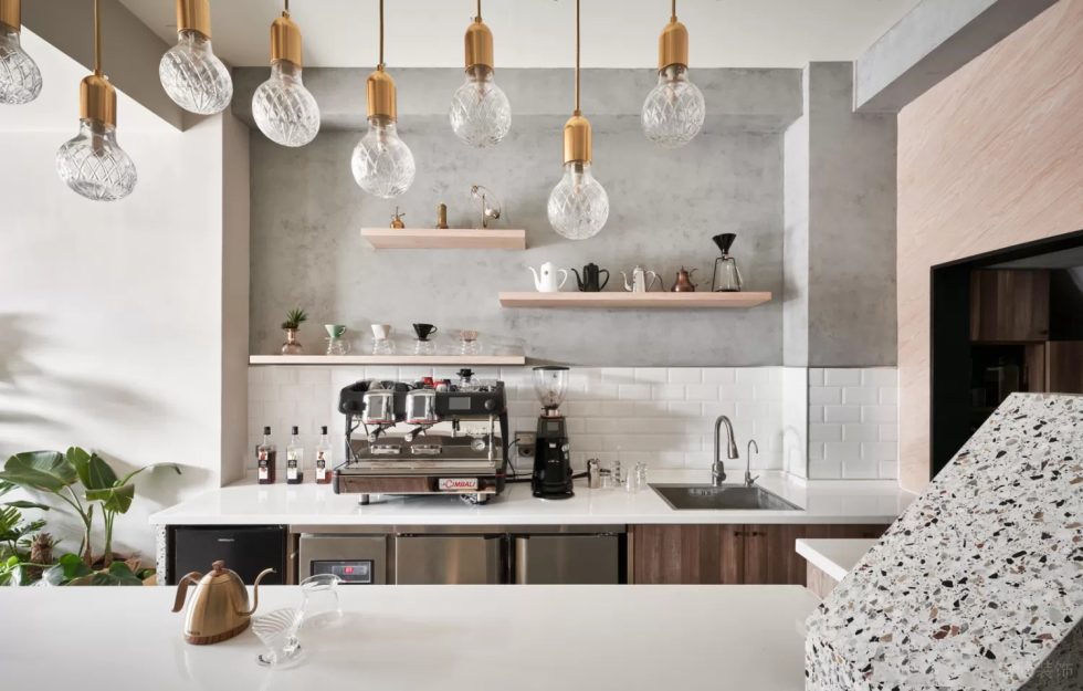 現(xiàn)代簡約風咖啡廳水泥灰墻面配白磚裝修圖