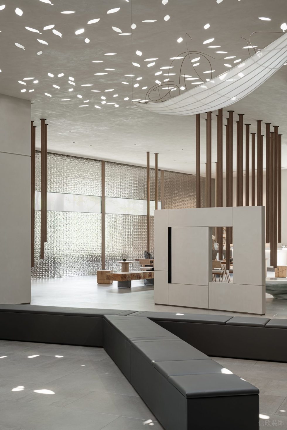 現代原木風展示中心裝修設計 開放式灰色長條休息凳