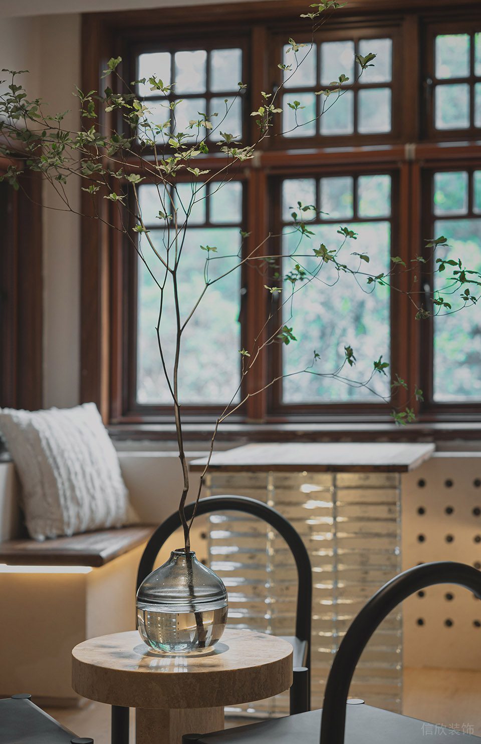 原木奶油風(fēng)咖啡廳紅木窗戶設(shè)計效果圖