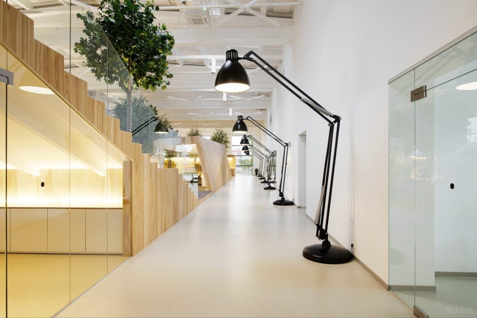 自然原木風辦公室裝修設計黑色藝術落地燈 自然原木風辦公室裝修設計黑色藝術落地燈