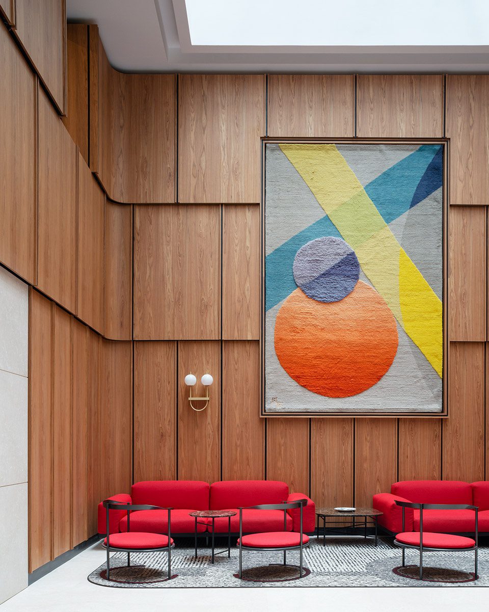 暖色調(diào)簡(jiǎn)約風(fēng)辦公室裝修設(shè)計(jì)亮色系大堂等候區(qū)