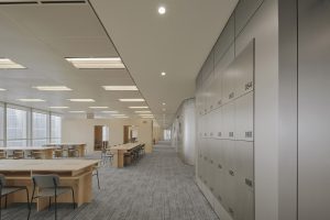 銀灰色現(xiàn)代簡(jiǎn)約風(fēng)辦公室裝修設(shè)計(jì)淺木色開放式辦公區(qū)效果圖