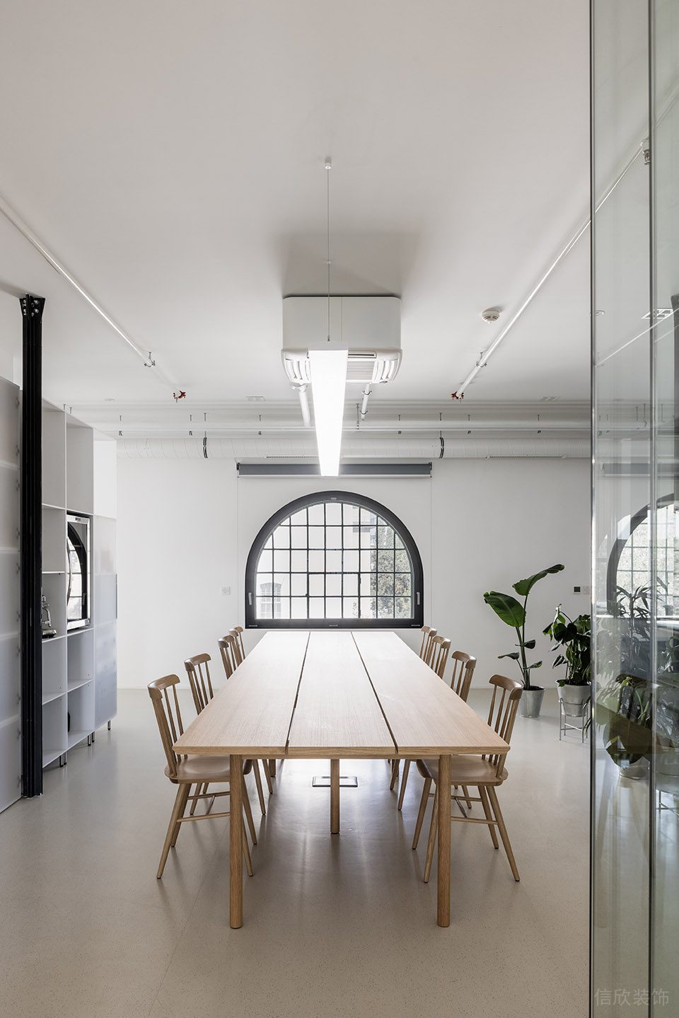 白色簡約自然風(fēng)辦公室裝修設(shè)計原木色長桌 白色簡約自然風(fēng)辦公室裝修設(shè)計原木色長桌