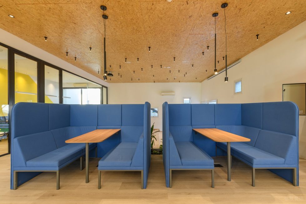 多彩色趣味現(xiàn)代風辦公室裝修設計寶藍色卡座洽談區(qū)