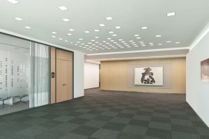 淡色現(xiàn)代風辦公室裝修設計淺色調(diào)過廊效果圖