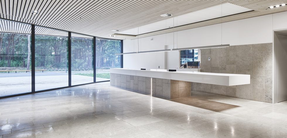 淡色系現代極簡風辦公室裝修設計淺灰色前臺接待區 淡色系現代極簡風辦公室裝修設計淺灰色前臺接待區