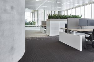 淡色系現(xiàn)代極簡風辦公室裝修設計素色系工位效果圖