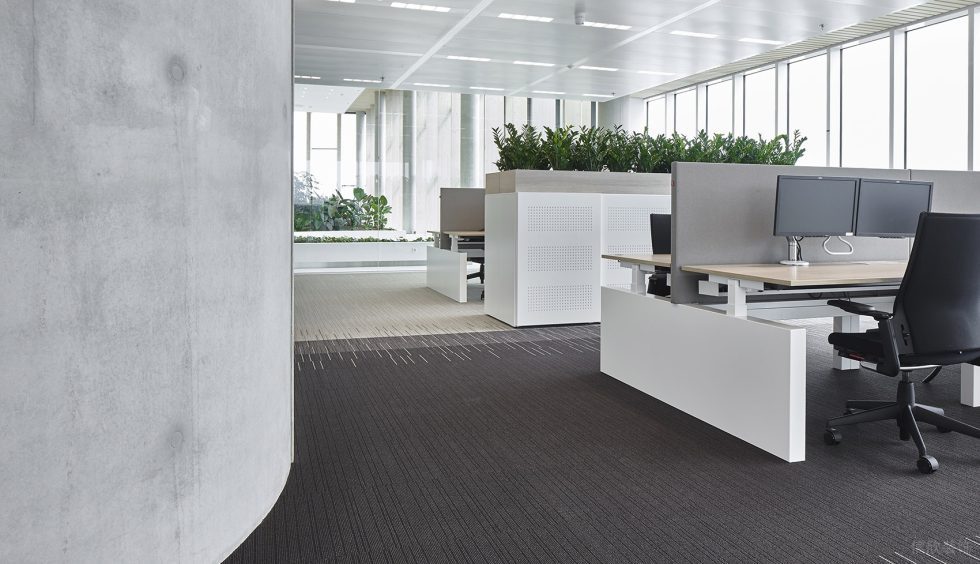 淡色系現(xiàn)代極簡風(fēng)辦公室裝修設(shè)計(jì)素色系工位效果圖